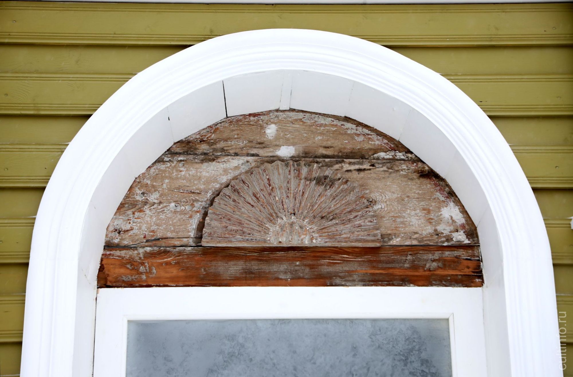 Дом на Ленинградской, 34. Сандрик, украшенный полурозеткой