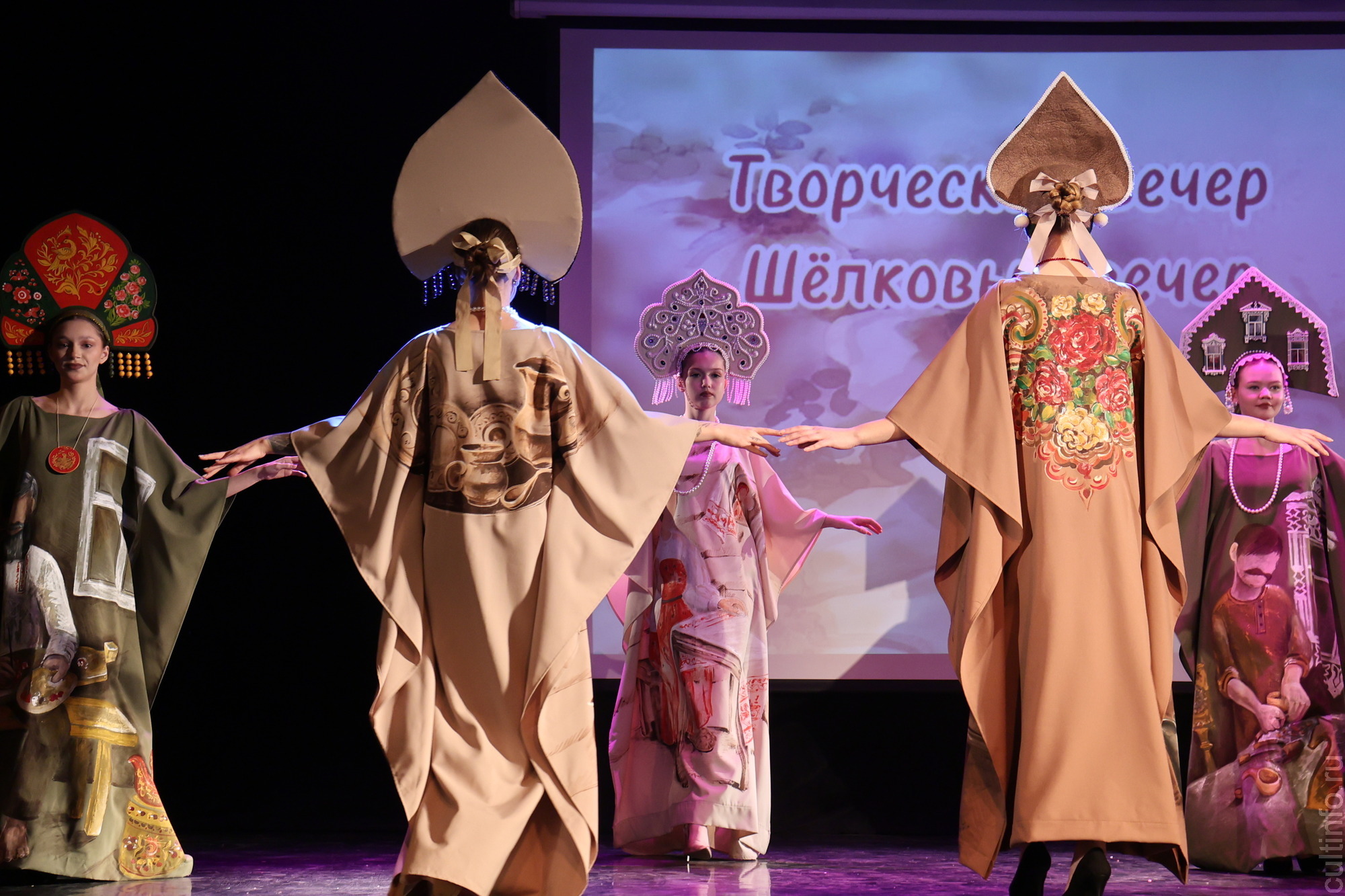 Яркое настроение создал творческий вечер «Шелковая симфония» Романа Захарова