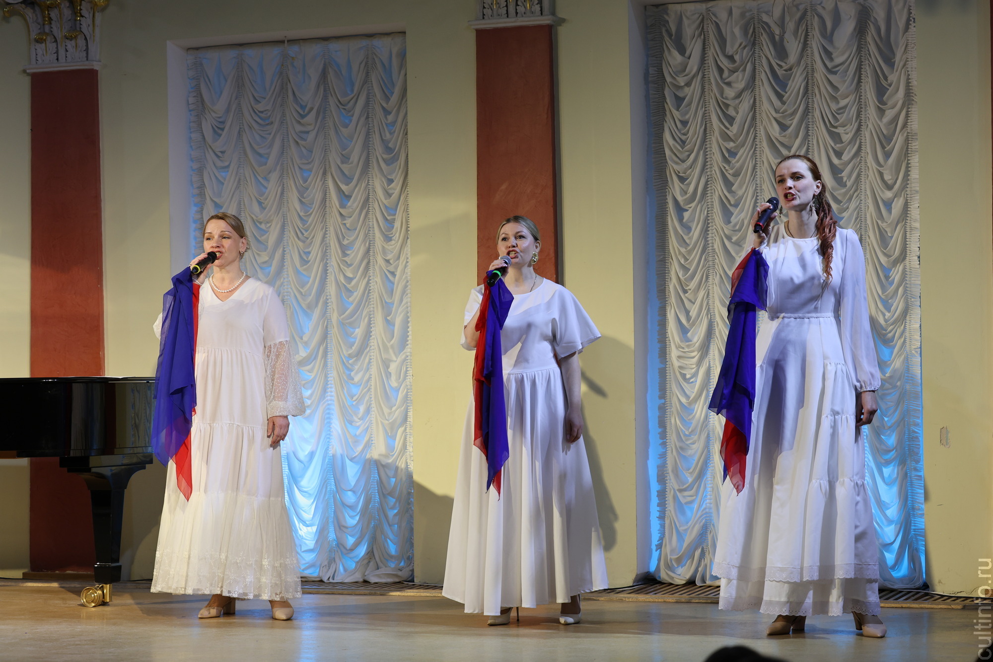 Дуэт «Ромашки» и ансамбль «Хорошие девчата» споют под балалайку в Мемориальной Мастерской Пантелеева 