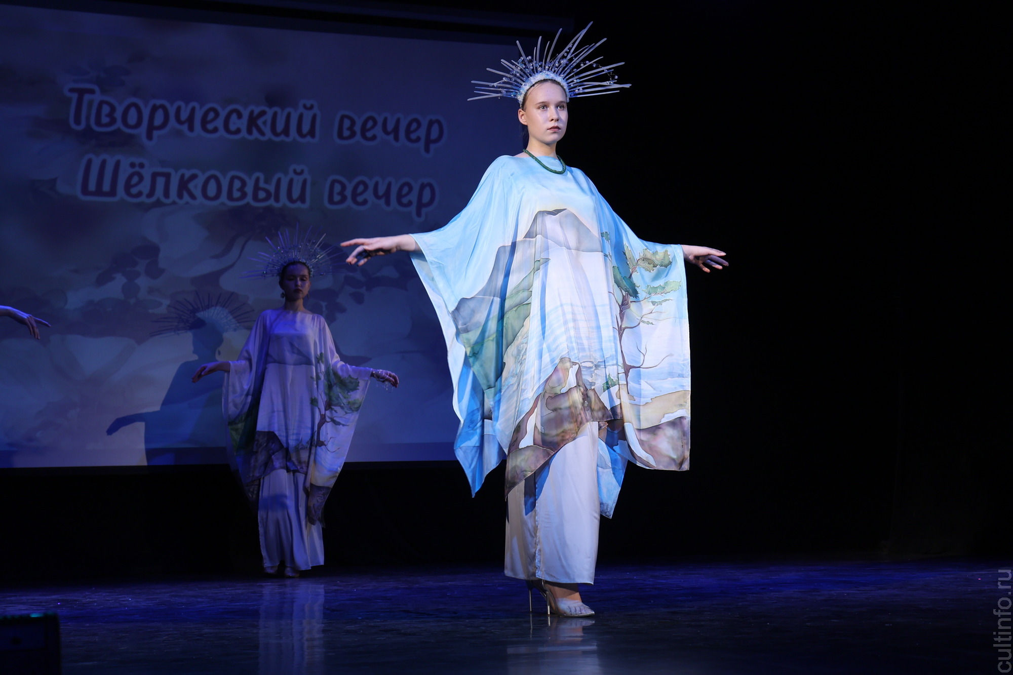 Яркое настроение создал творческий вечер «Шелковая симфония» Романа Захарова