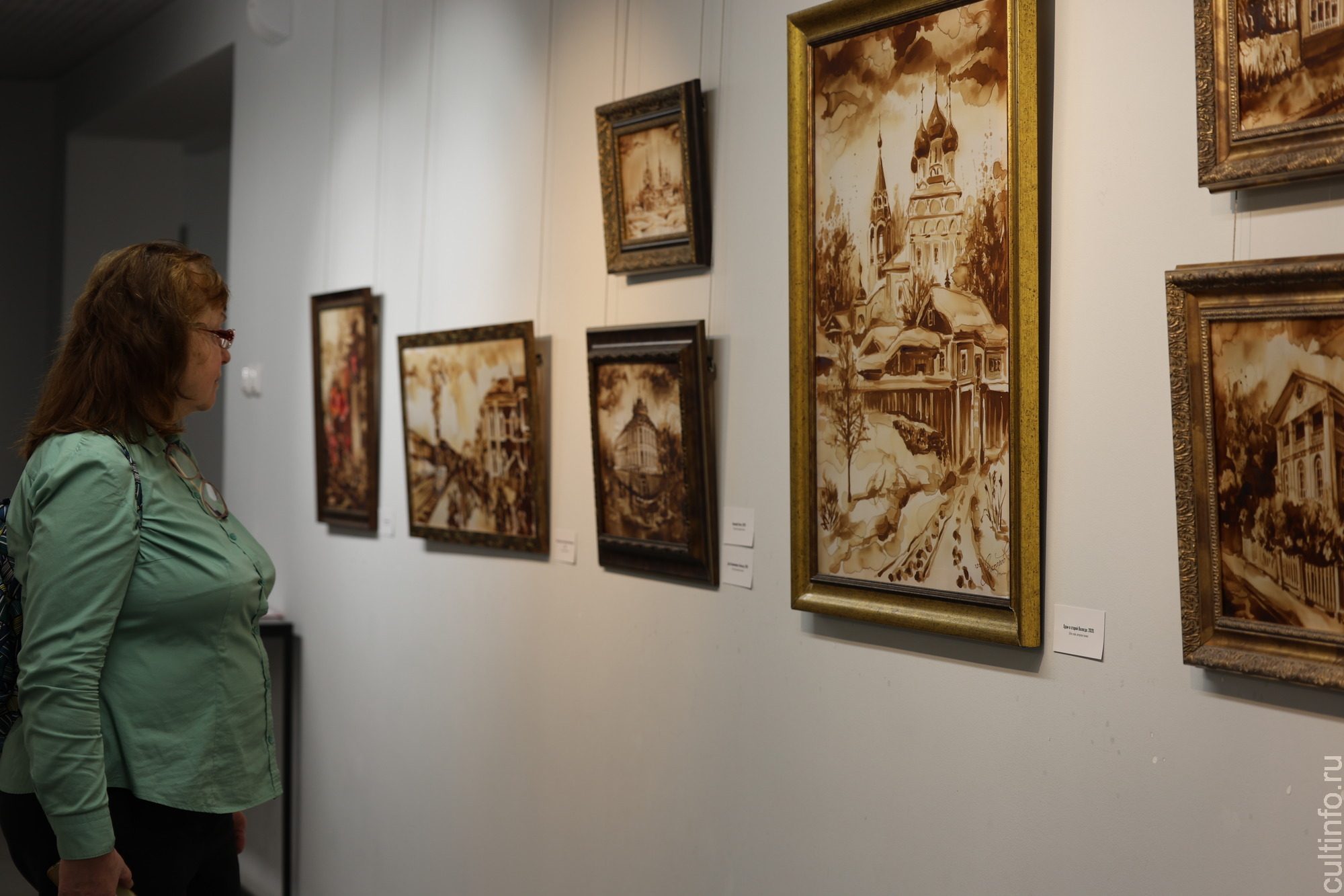 Все разнообразие батика – на выставке «В переплетениях цвета»  Романа Захарова в картинной галерее 