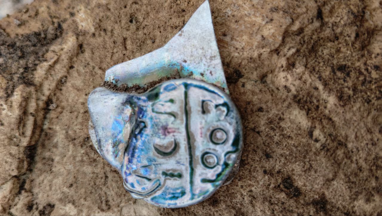 Клеймо на стеклянной бутылке. Фото Игоря Тарасова