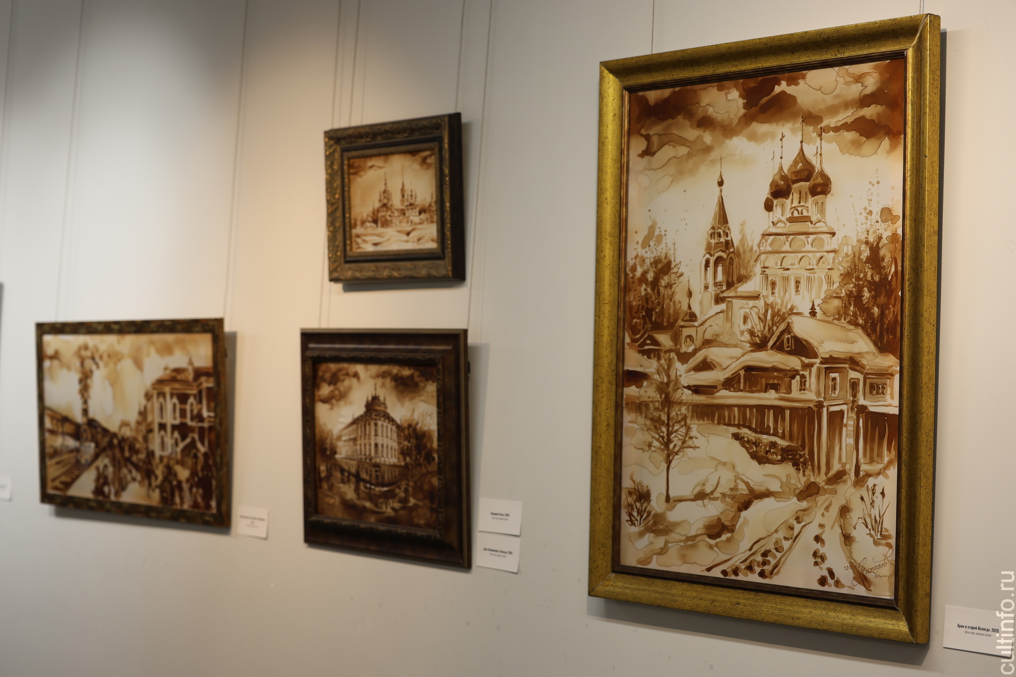 Все разнообразие батика – на выставке «В переплетениях цвета»  Романа Захарова в картинной галерее 