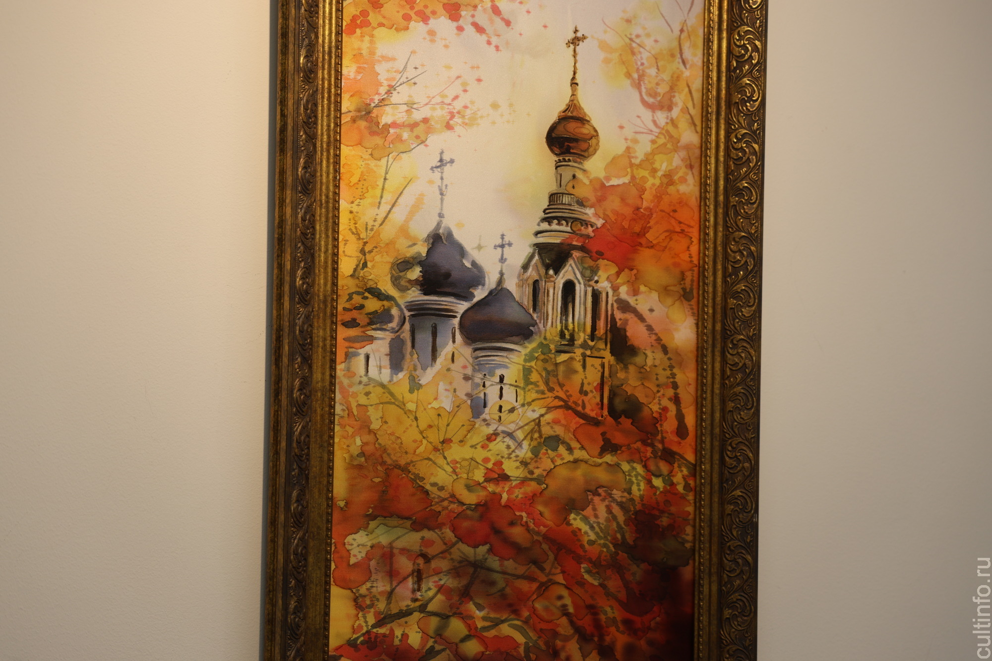 Все разнообразие батика – на выставке «В переплетениях цвета»  Романа Захарова в картинной галерее 