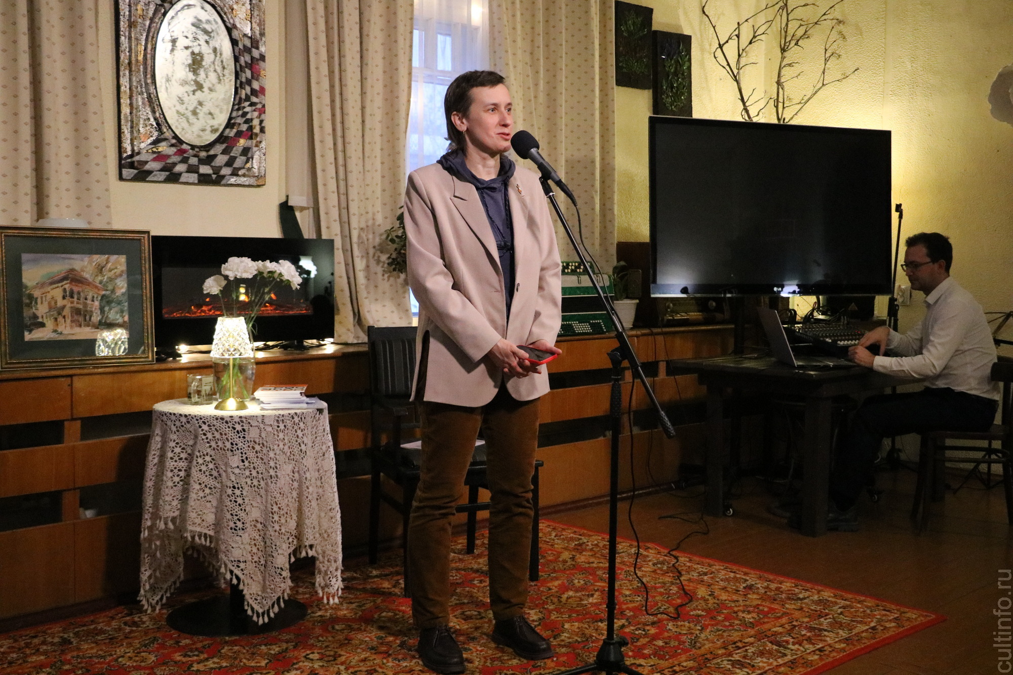 Творческим вечером в уютной, почти домашней обстановке Литературной резиденции «Дом дяди Гиляя» отметила свой юбилей известный вологодский поэт Ната Сучкова