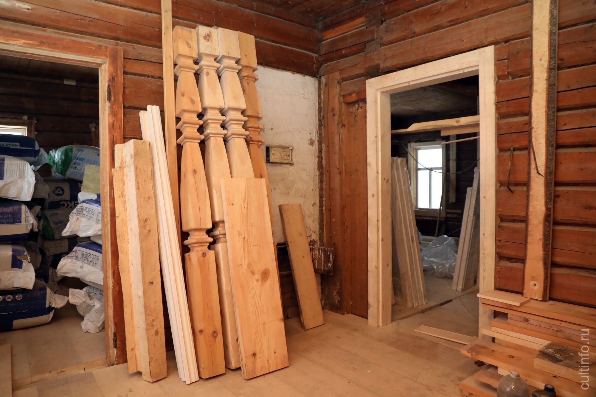 Позднюю пристройку тоже приводят к единому стилю. Так, для нее сделаны резные столбы по образцу тех, что украшают крыльцо и балкон исторического дома.  