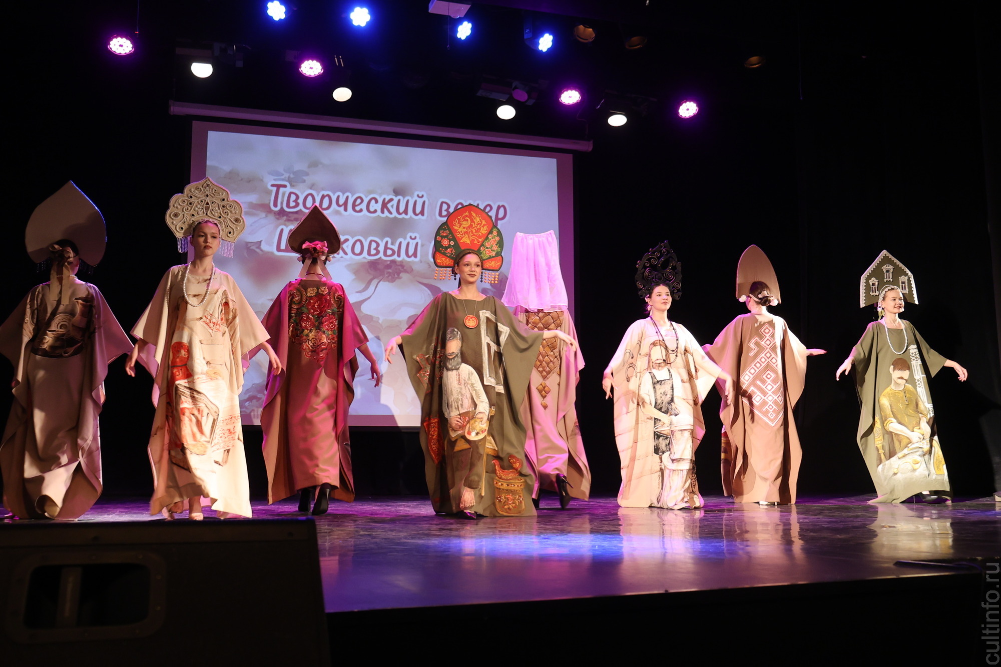 Яркое настроение создал творческий вечер «Шелковая симфония» Романа Захарова