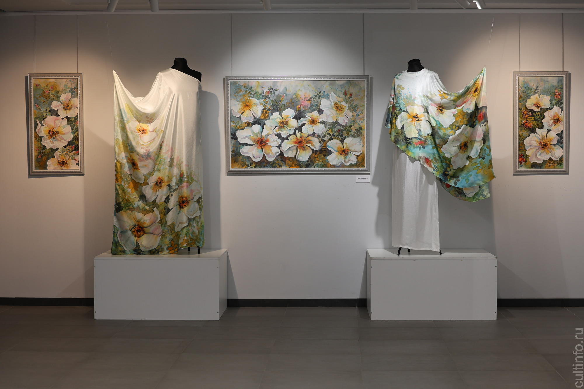 Все разнообразие батика – на выставке «В переплетениях цвета»  Романа Захарова в картинной галерее 