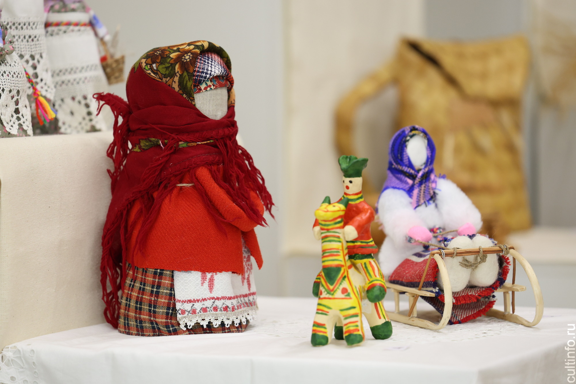 В центре «Резной палисад» представлены лучшие работы юных мастеров – участников традиционного конкурса «Козуля»