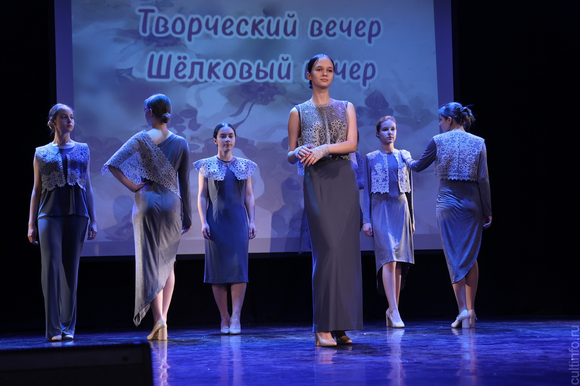 Яркое настроение создал творческий вечер «Шелковая симфония» Романа Захарова