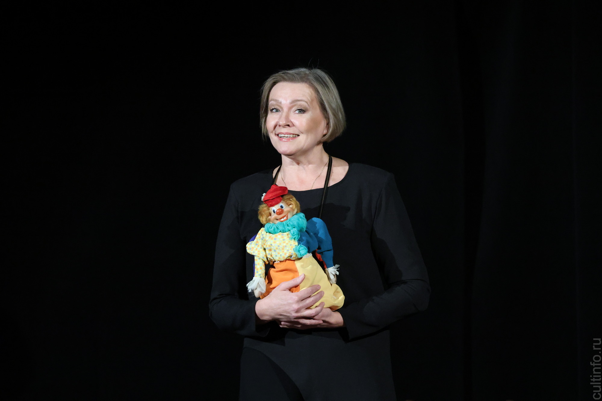 О любви языком XIX столетия рассказывает в своем новом моноспектакле в Доме актера актриса Яна Лихотина