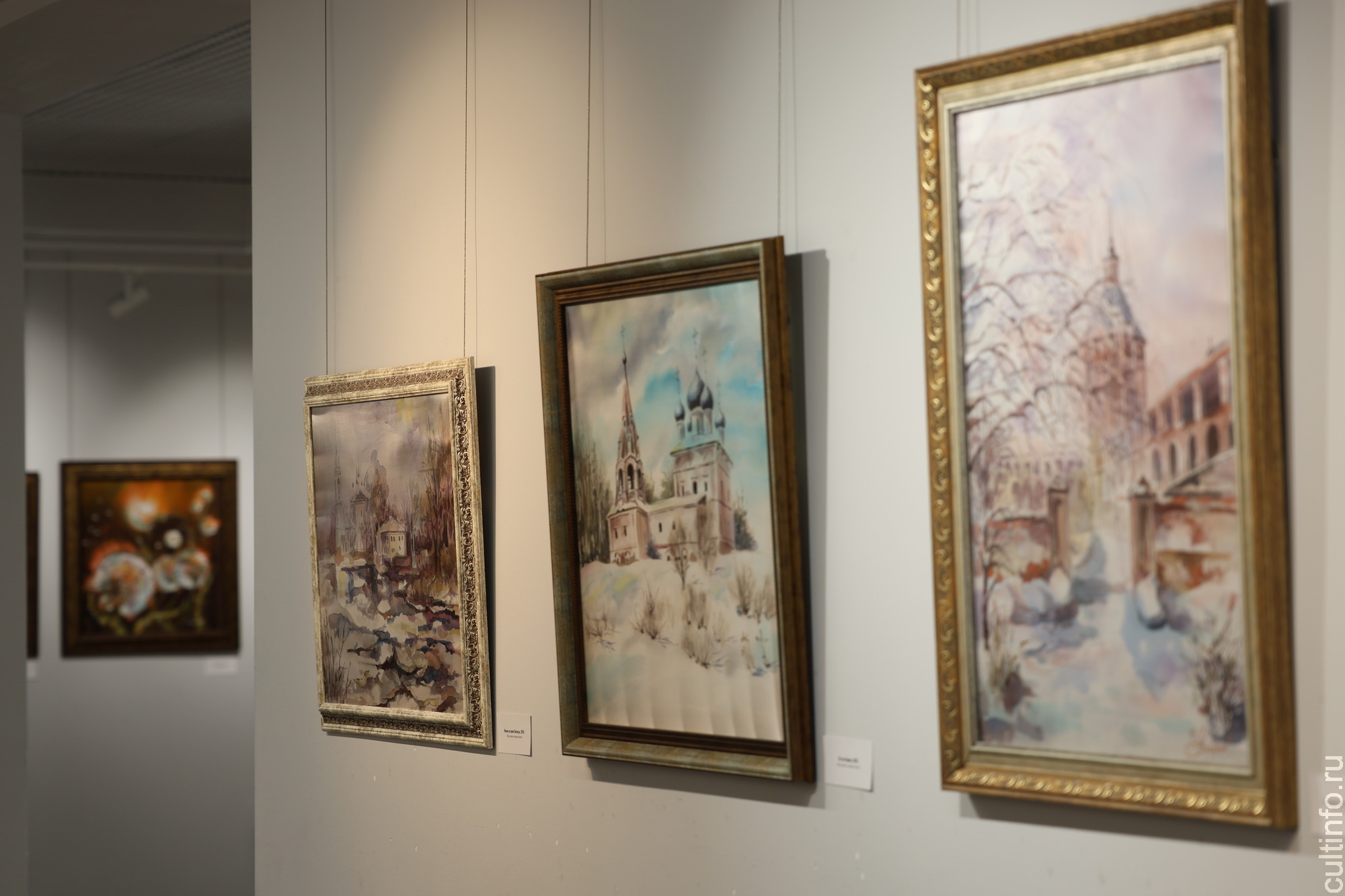 Все разнообразие батика – на выставке «В переплетениях цвета»  Романа Захарова в картинной галерее 