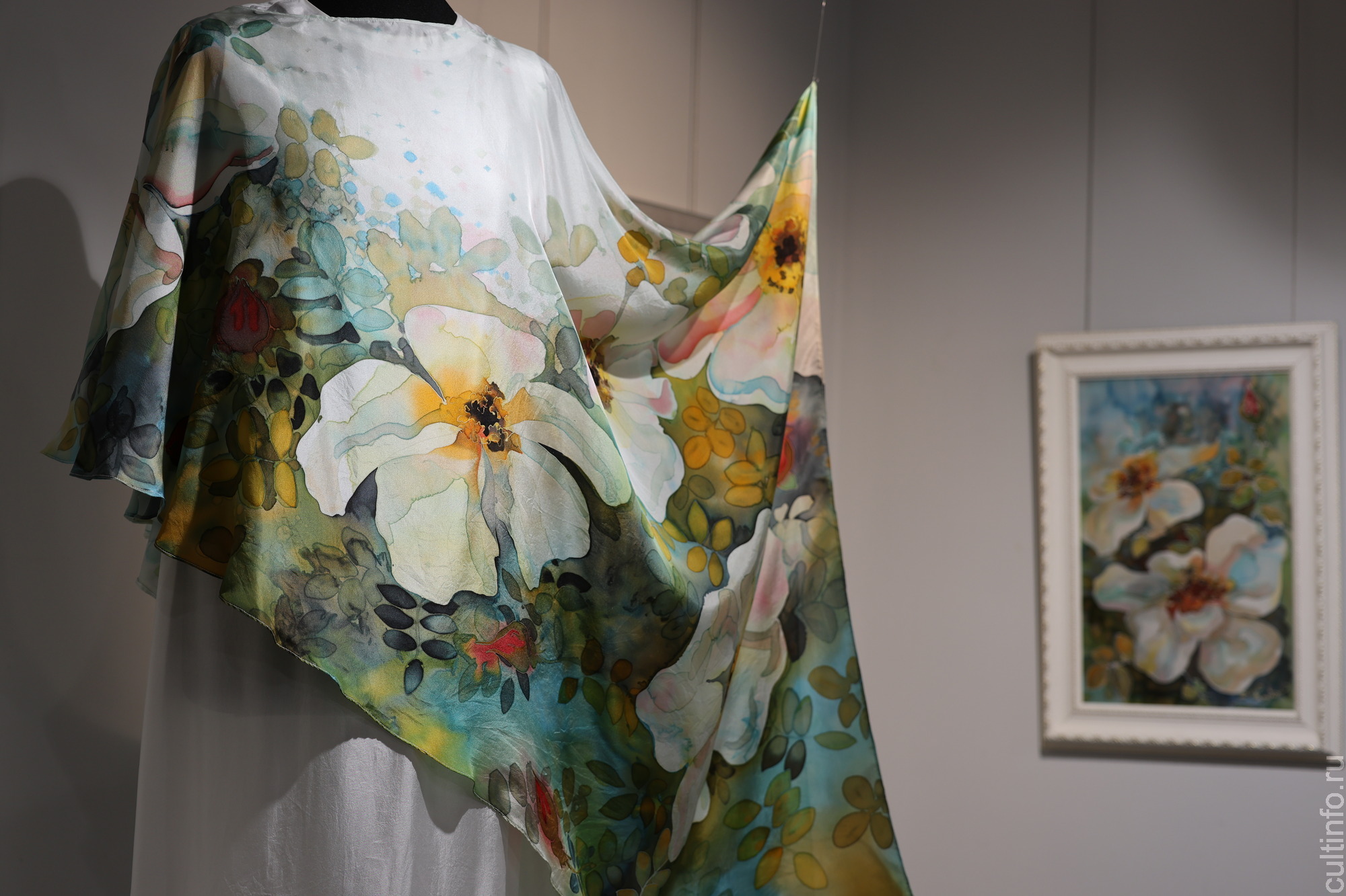 Все разнообразие батика – на выставке «В переплетениях цвета»  Романа Захарова в картинной галерее 