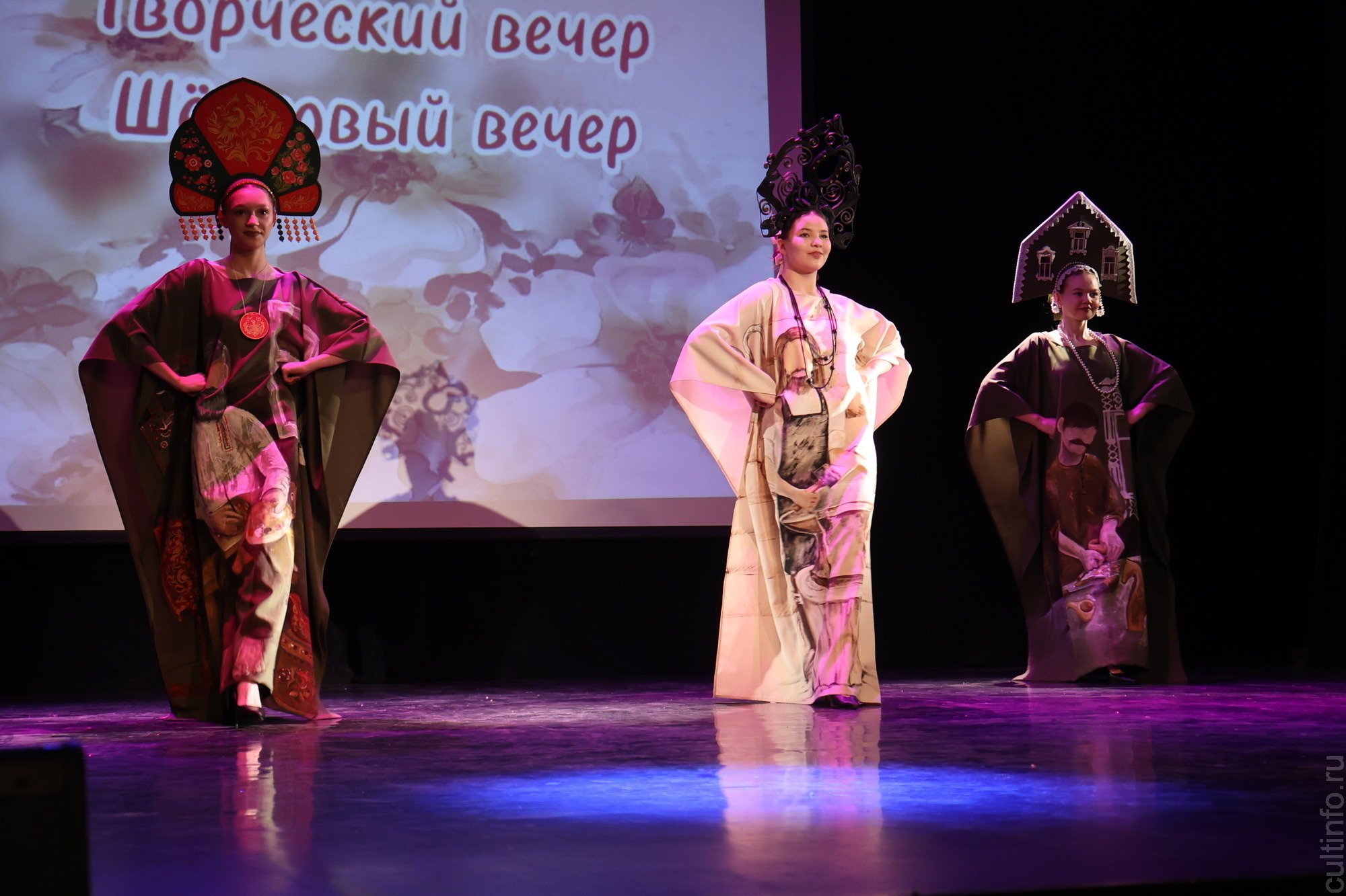 Яркое настроение создал творческий вечер «Шелковая симфония» Романа Захарова