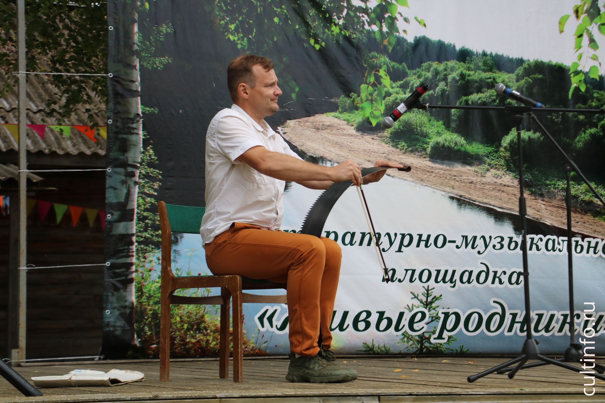 Алексей Карпов играет на двуручной пиле 