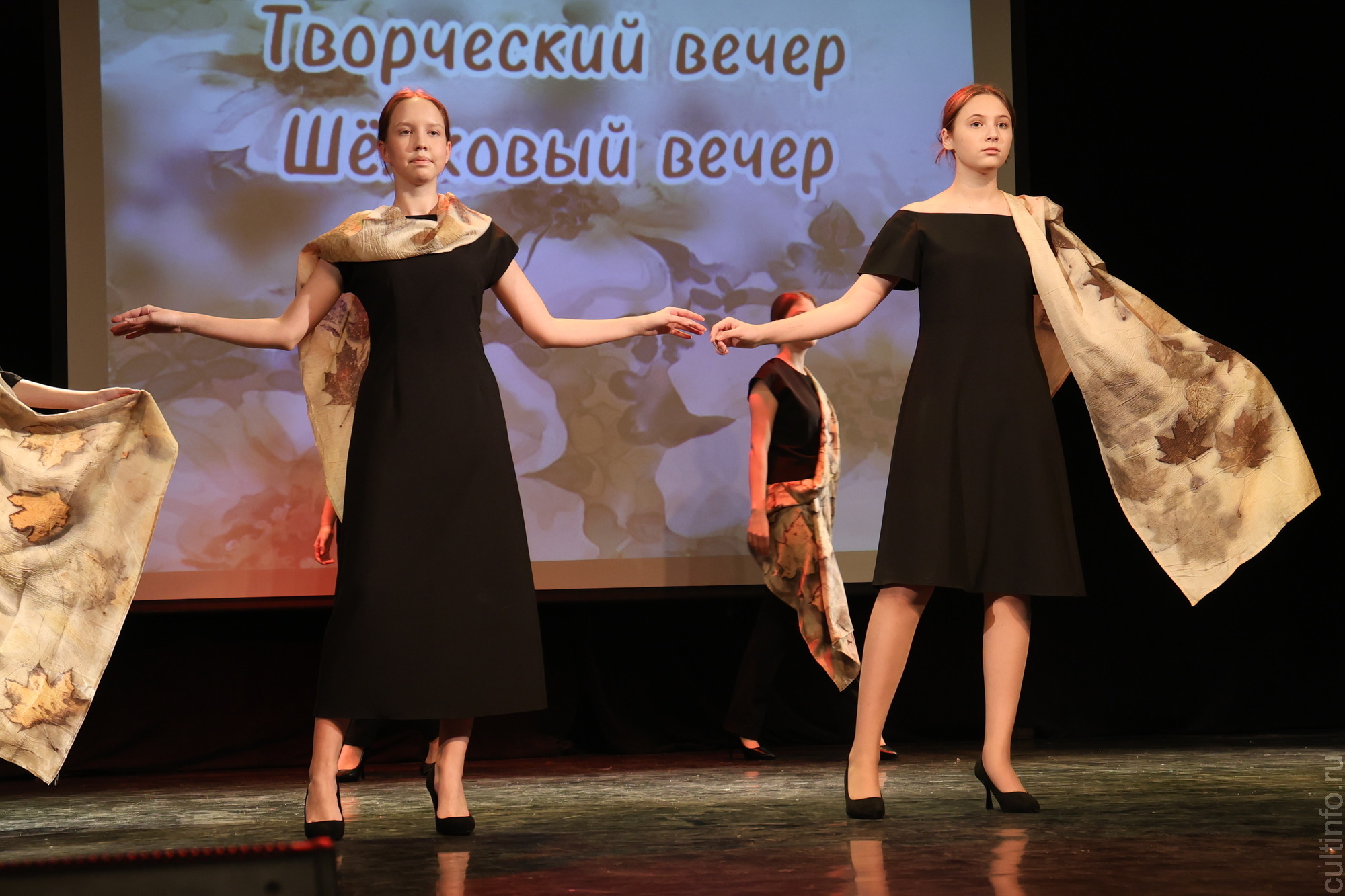 Яркое настроение создал творческий вечер «Шелковая симфония» Романа Захарова