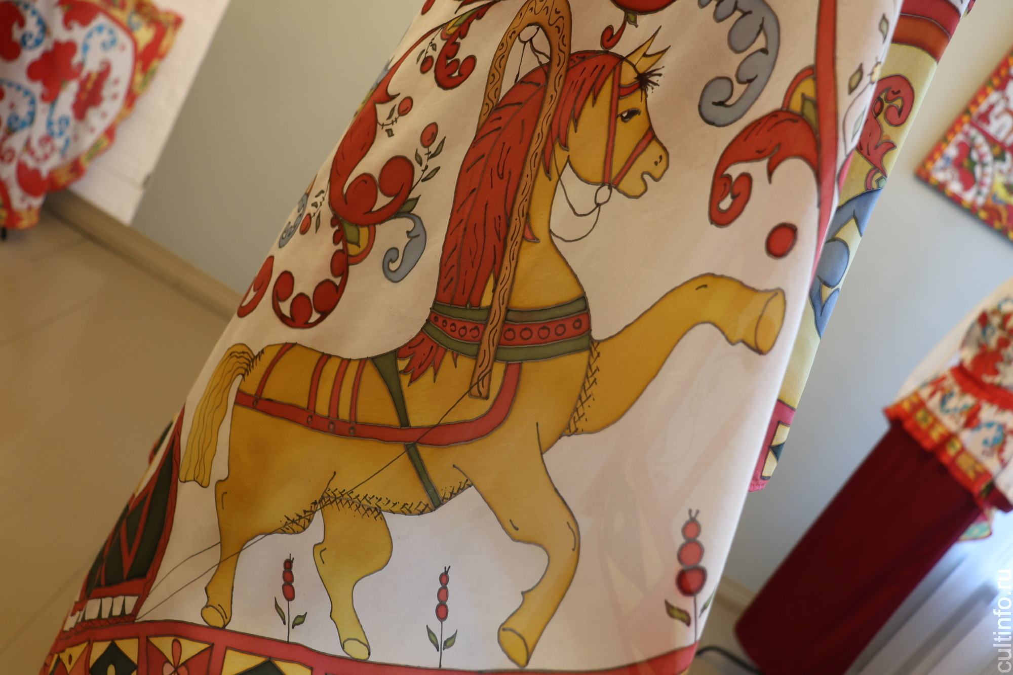 Борецкую роспись на шелке увидят вологжане в Центре ремесел