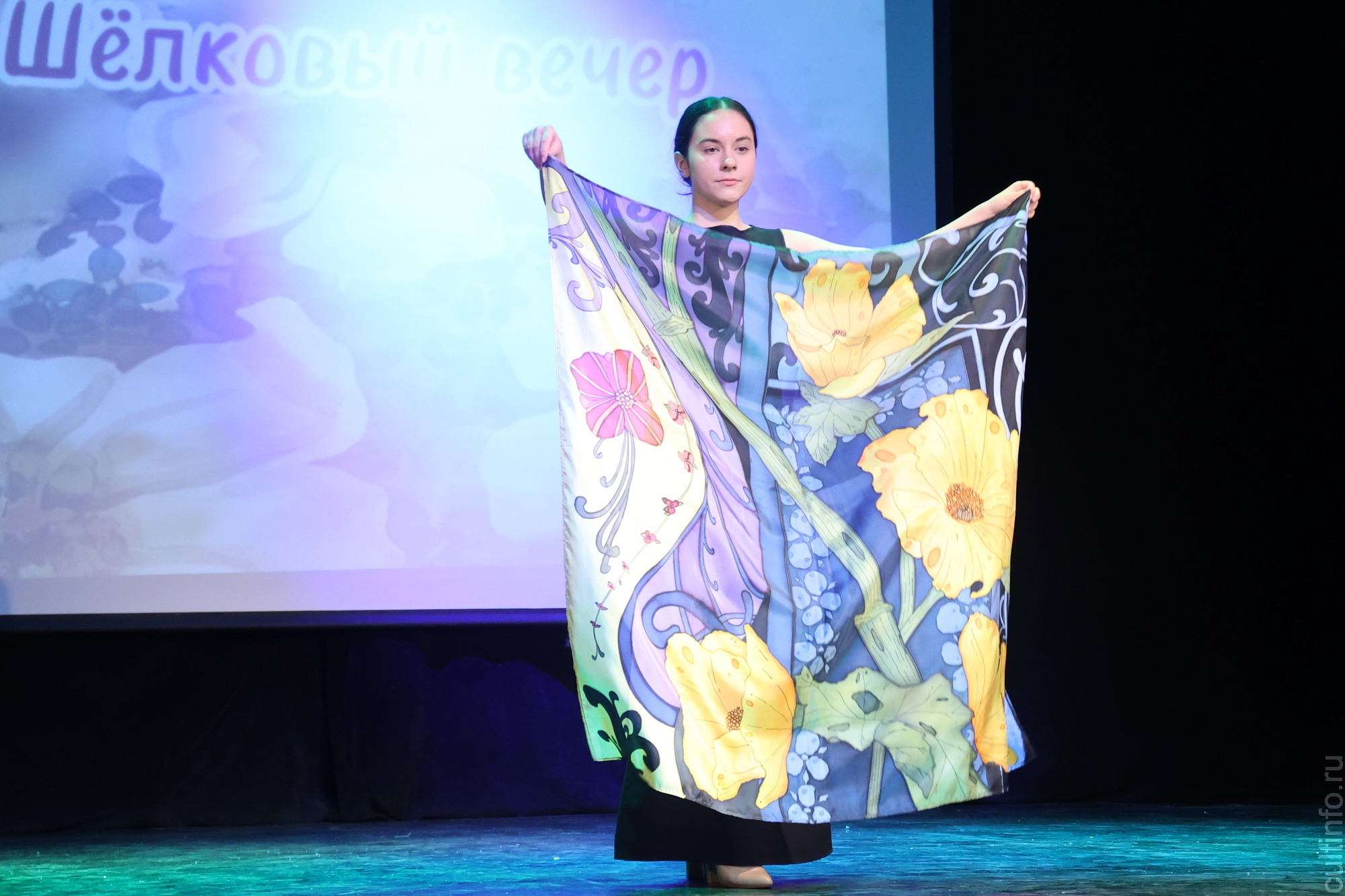 Яркое настроение создал творческий вечер «Шелковая симфония» Романа Захарова