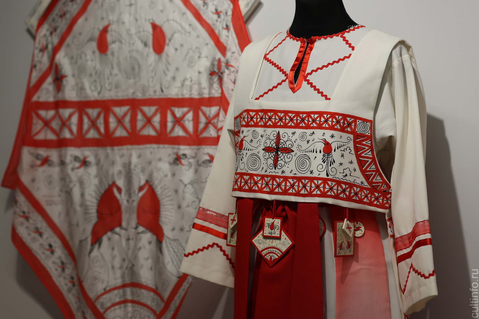 Все разнообразие батика – на выставке «В переплетениях цвета»  Романа Захарова в картинной галерее 