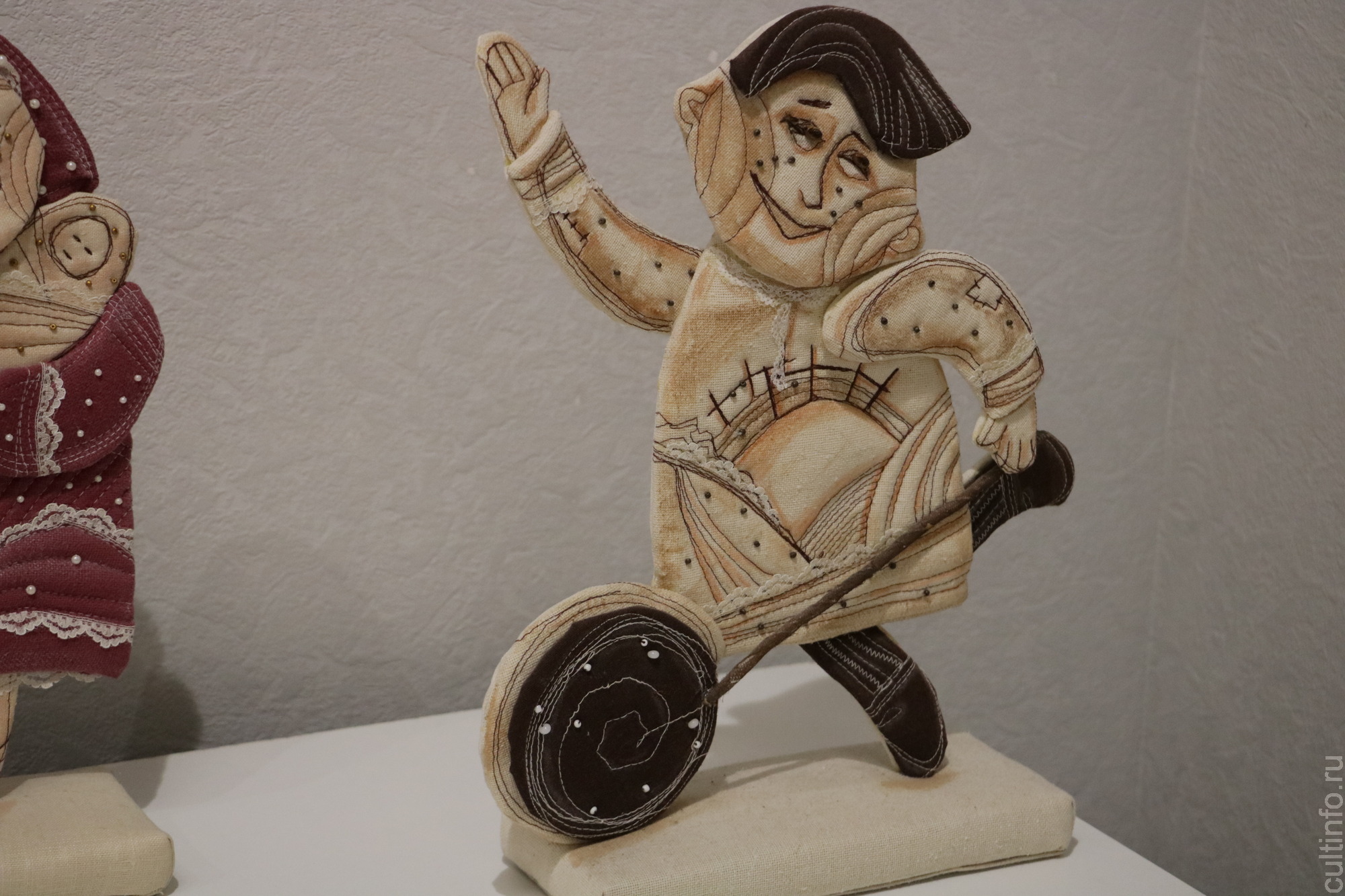 Последнюю неделю в Вологде работает уютная выставка череповчанки Елены Ивановой «Родом из детства»