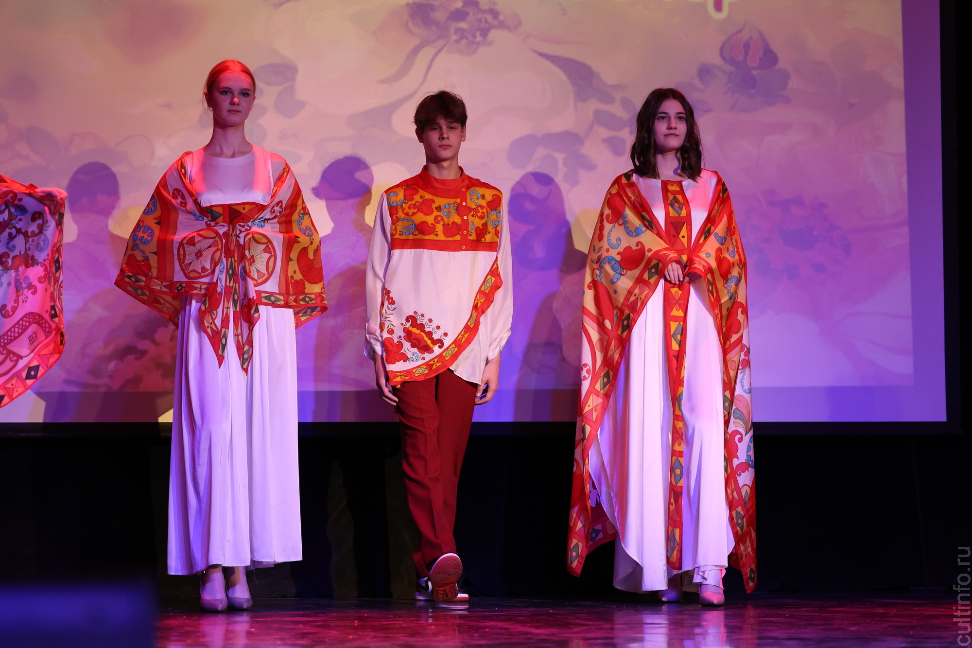 Яркое настроение создал творческий вечер «Шелковая симфония» Романа Захарова