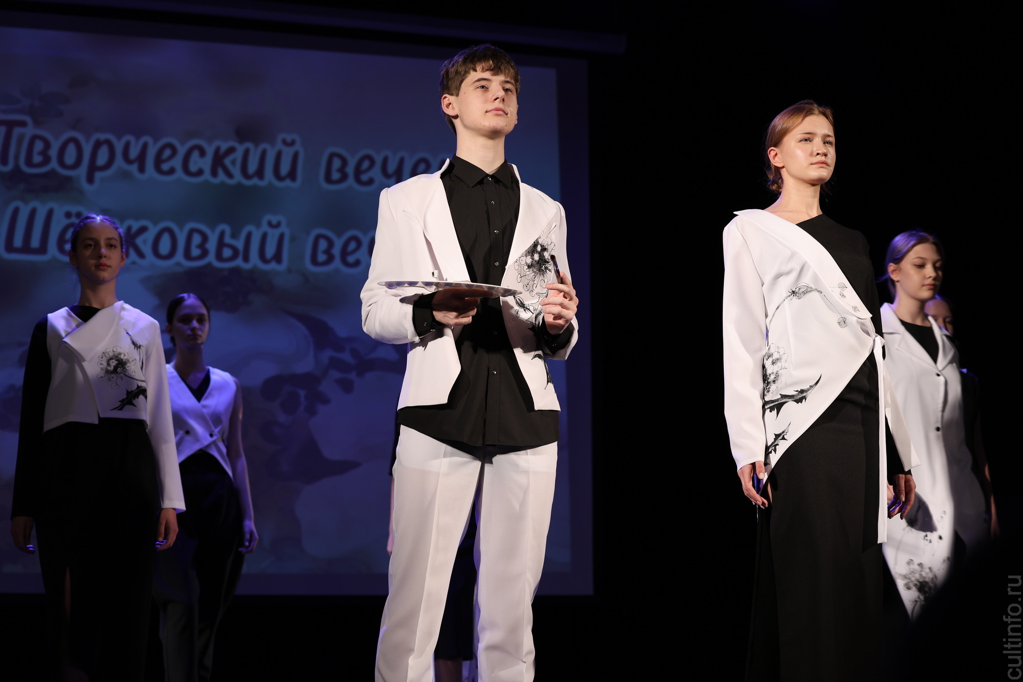 Яркое настроение создал творческий вечер «Шелковая симфония» Романа Захарова