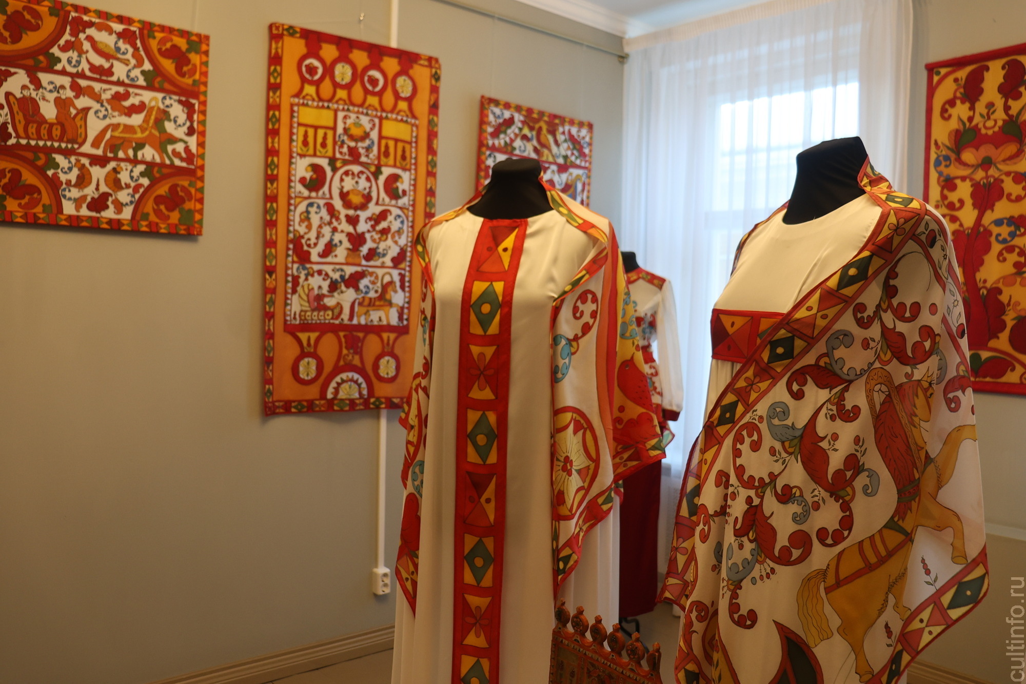 Борецкую роспись на шелке увидят вологжане в Центре ремесел