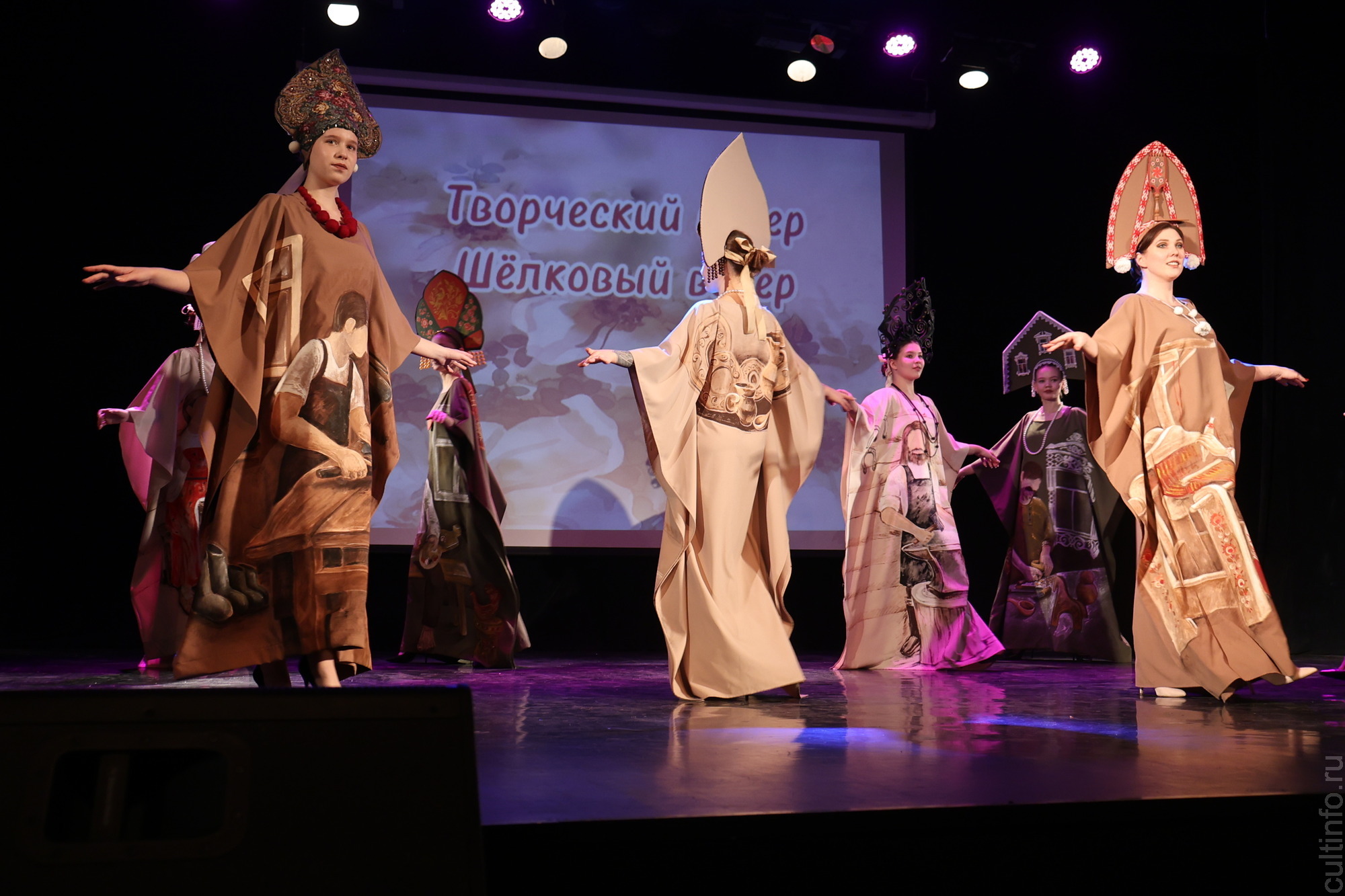 Яркое настроение создал творческий вечер «Шелковая симфония» Романа Захарова