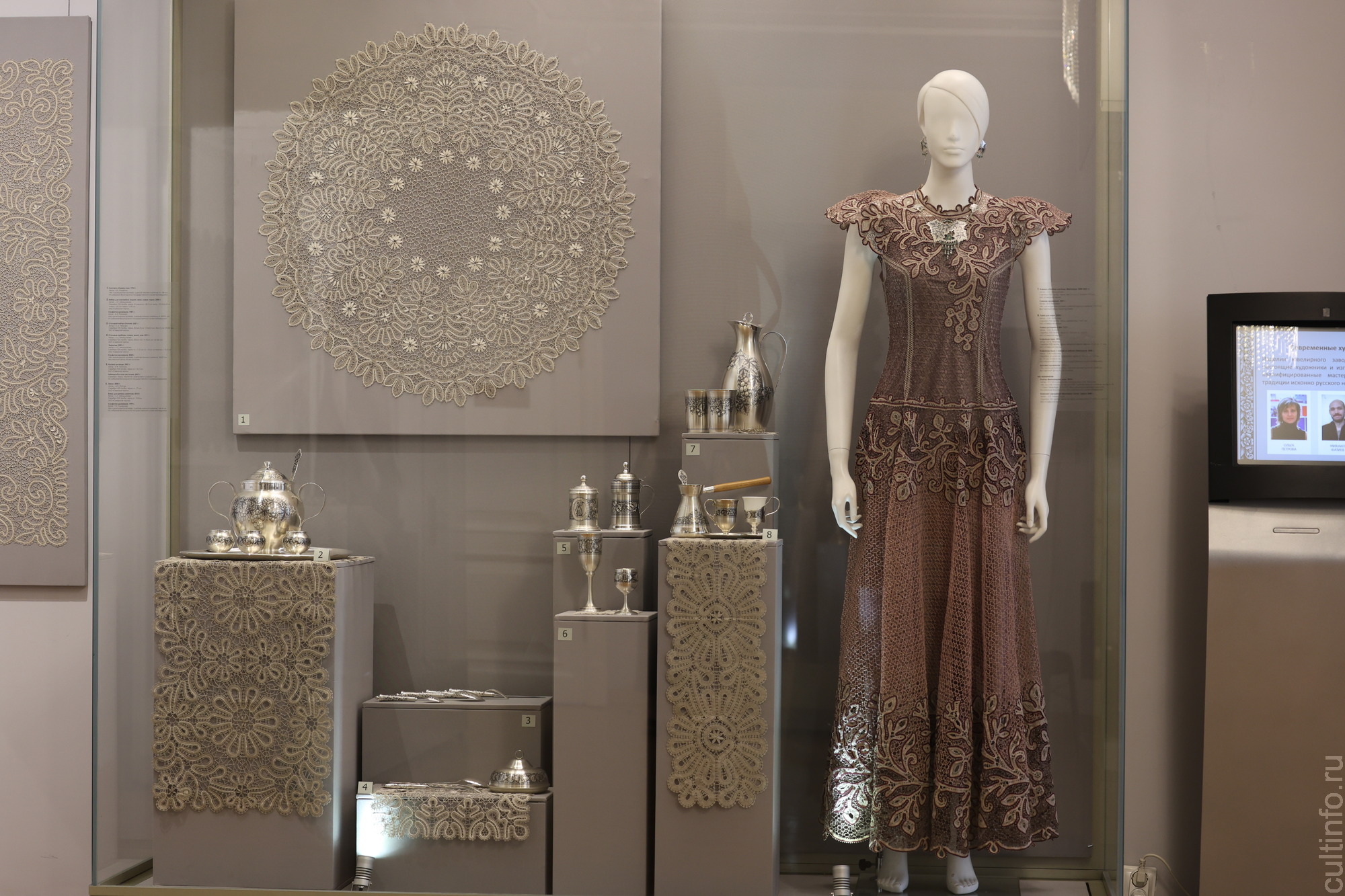 Калейдоскоп переплетений: два уникальных вологодских промысла – кружево и северная чернь – представлены на одной выставке в Музее кружева