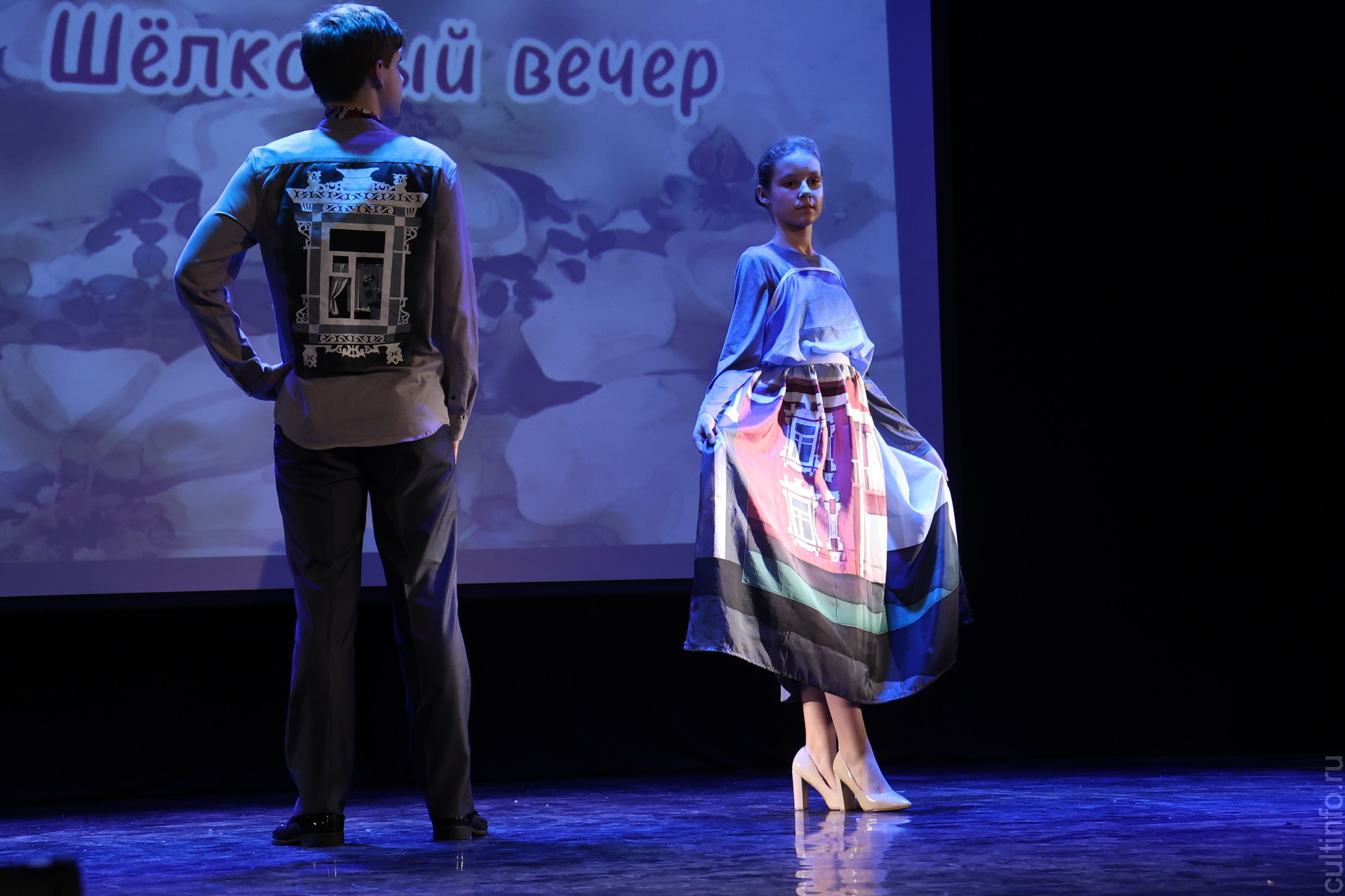 Яркое настроение создал творческий вечер «Шелковая симфония» Романа Захарова