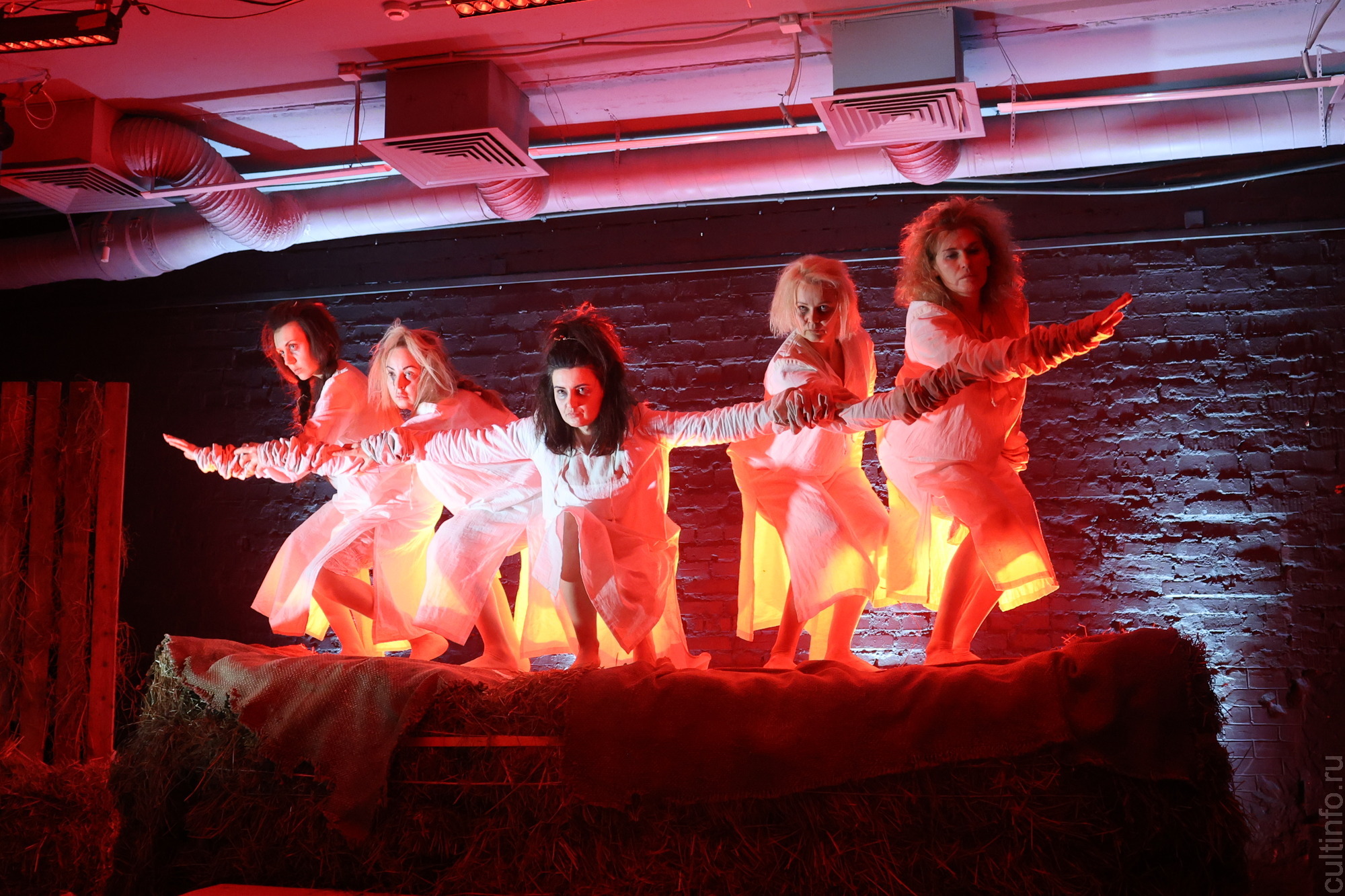 Хоррор по вологодскому фольклору: Мастерская «Звучать» представила новый спектакль «Сказочки»