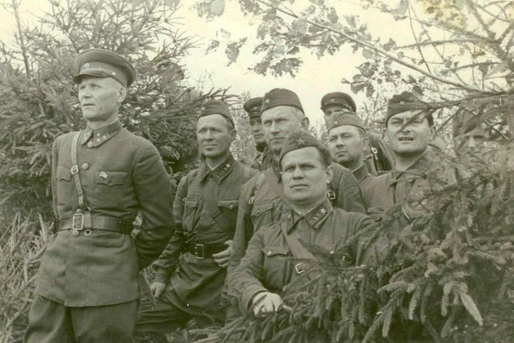Командующий 19-й армией Западного фронта генерал-лейтенант И.С. Конев с военными корреспондентами – М.А. Шолоховым, А.А. Фадеевым и Е.П. Петровым на командном пункте. 1941 г. Фото Г. Петрусова. Источник: Государственный музей-заповедник М. А. Шолохова
