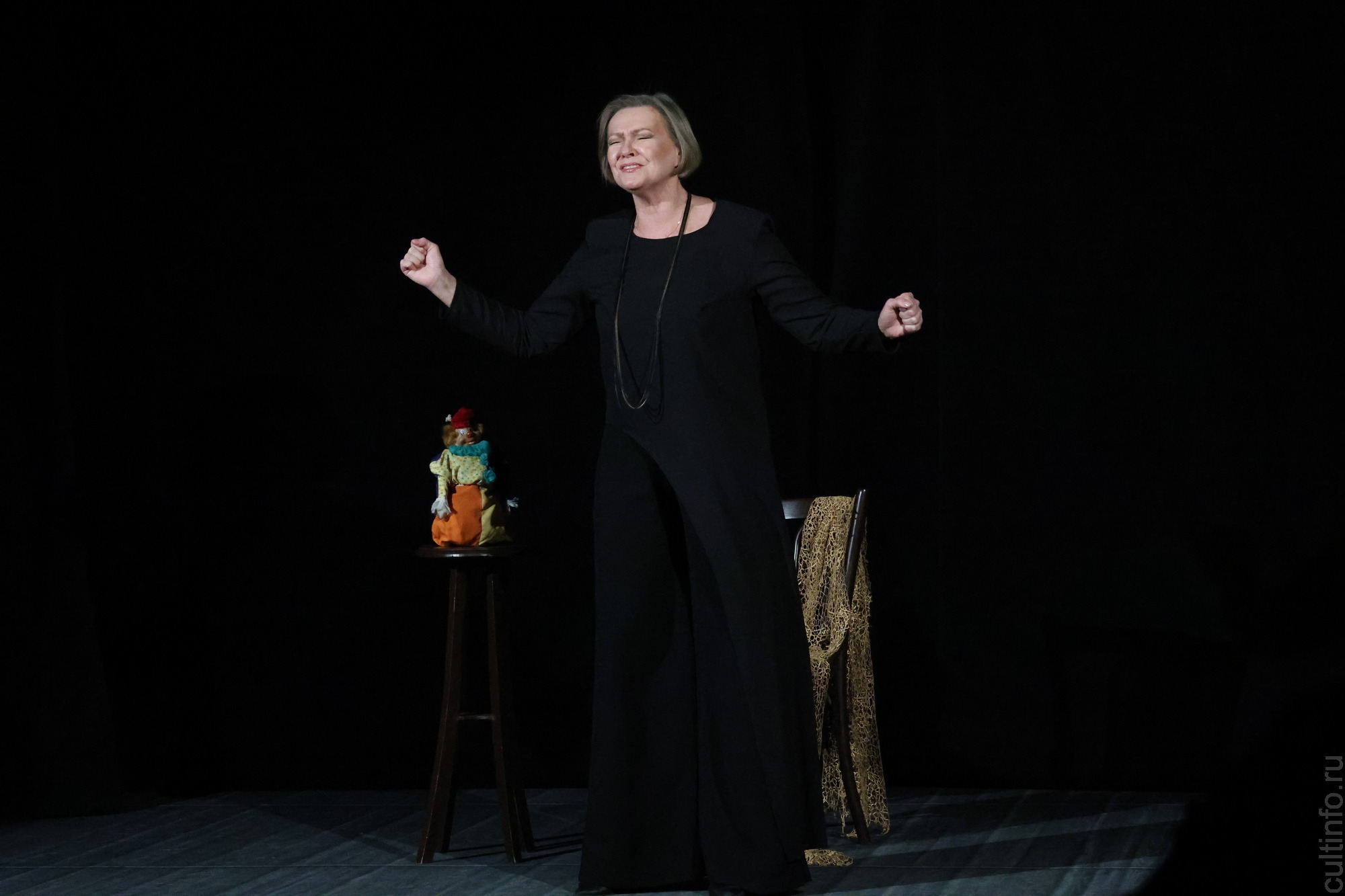 О любви языком XIX столетия рассказывает в своем новом моноспектакле в Доме актера актриса Яна Лихотина